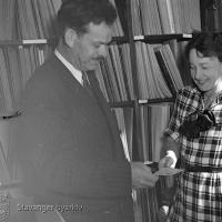 Søren Lura og frøken Dahl 12. august 1950. Bibliotekar ved musikkavdelingen i biblioteket i Washington D.C., Søren Lura (opprinnelig fra Stavanger), overrekker gaver til Stavanger bibliotek. foto Stavanger Byarkiv