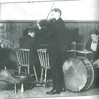 Dette bildet er hentet fra boka "Sandnes-Fra trettiåra og fram til i dag" fra 1979, og musikerne er fra venstre: Kr. Rostrup, Olav Oftedal,Finn Audun Oftedal,Peder Haarr og Harald Tjølsen.Bildet er tatt i banksalen-tidligere Sandnes Sparebank