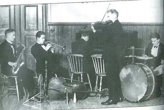 Dette bildet er hentet fra boka "Sandnes-Fra trettiåra og fram til i dag" fra 1979, og musikerne er fra venstre: Kr. Rostrup, Olav Oftedal,Finn Audun Oftedal,Peder Haarr og Harald Tjølsen.Bildet er tatt i banksalen-tidligere Sandnes Sparebank