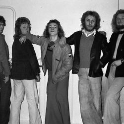 FOGGIE bildet er tatt nede på dassen på Flotmyr tidlig 70-tall - saman med KARL KALLE TVEIT, Karl Johannes Tvedt, Ivar Osmundsen, BAMSE, RUNE, JALLIS og ATLE.