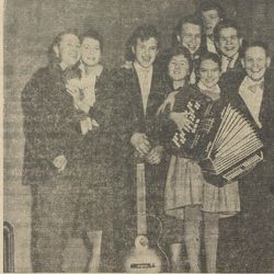 Anne Andersen sammen med flere annen innen Haugesunds Revymiljø foto Rogalands Avis