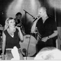 Karina Danielsen og Sivert Høyem synger "Lift me" foto Strandbuen