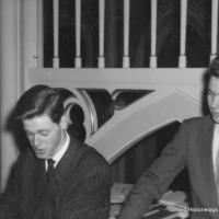 Asbjørn Myrås tv) og Knut Bøe ved orgelet i Sarpsborg kirke År: Ca. 1960. Fotograf: Ukjent. Eier: Varteig Historielags Fotosamling.