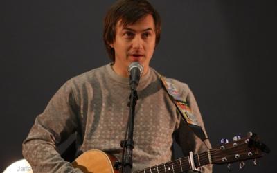 Frank Tønnesen - Tønes norsk artist. I forbindelse med åpningen av det nye Time bibliotek Foto: Jarle Vines