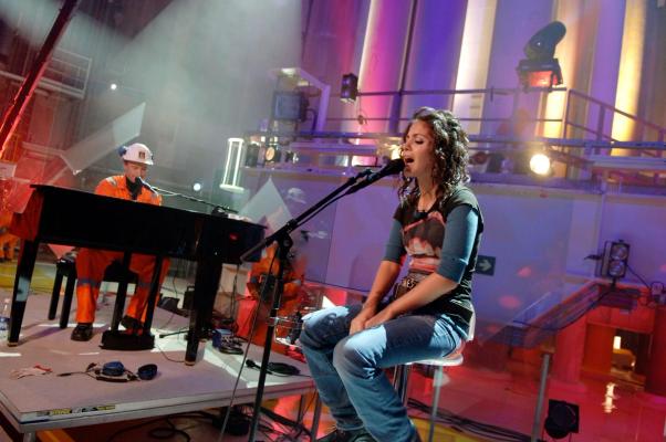 Jan Hauge og Katie Melua opptrer sammen på Troll A Foto: Kjetil Alsvik/Equinor. Brukt med tllatelse fra fotograf.