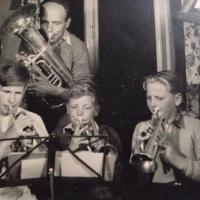 Alf Johan Aarskjold sitter helt til venstre. Her spiller han sammen med sin far og brødre. Bildet tilhører Wanda Aareskjold