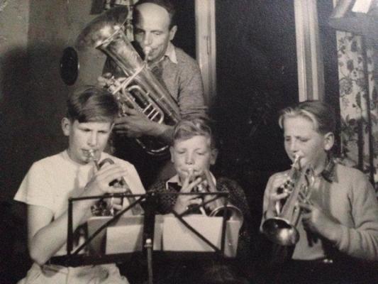 Alf Johan Aarskjold sitter helt til venstre. Her spiller han sammen med sin far og brødre. Bildet tilhører Wanda Aareskjold