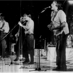 Hans-Jørgen Høinæs ved gjenforeningskonsert med Moonspinners foto Eirik Østberg/Haugesunds Avis