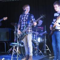Her øver bandet før konsert. Fv. Anders Grønningen (14) på gitar, Sigmund Haaland (15) på bass og vokal, Casper Vikingstad Lie (14) på trommer, og Georg Yrke Bleie (15) på gitar. Foto: FKK