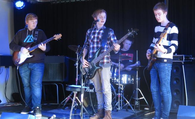 Her øver bandet før konsert. Fv. Anders Grønningen (14) på gitar, Sigmund Haaland (15) på bass og vokal, Casper Vikingstad Lie (14) på trommer, og Georg Yrke Bleie (15) på gitar. Foto: FKK