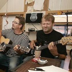 Frå venstre: Bjørn Berge på banjo, Håkon Askeland på mandolin, Jan Flaaten på gitar, vokal og ablegøyer, Nils Anders Eide på gitar og vokal og Tor Egil Berge på bass.