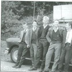 1962: Bandet strekker på beina under en tur til Sokndal. Fra venstre: Steinar Eikeskog, Magne Heigre, Leif Berland, Bjørn Wilson og Einar Byberg.