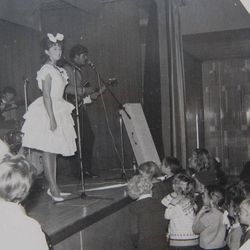 Savages 1964 Folkeshus Kopervik med Wenche Myhre Bak Wenche står faren hennes og spiller trekkspill