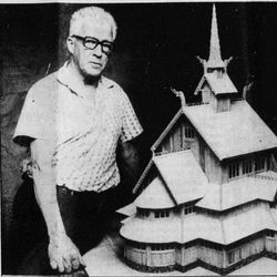 Sven Hansen med en selvlaget modell av en stavkirke foto Dalane Tidene