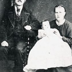 Carl Franz og Maria dørr med Wilhelmine Katrine f.1872 på fanget