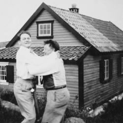 Torvald Tu og Trygve Stangeland foran Mosberghagen foto Klepp Kommune