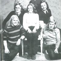 Foran fra venstre: Eirik Djuve og Andreas Lien. I midten: Jan Terje Gjerdevik, Aud Karin Eikeland og Arild Mjaaland. Bak: Jostein Soma og Arvid Axberg.