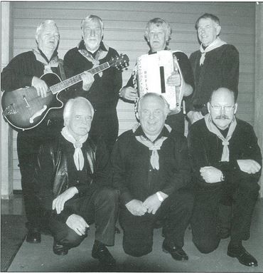 Graatassene før opptredenen i Sandnes kulturhus undre mimrekonserten 2002 .Foran fra venstre Per Nygård, Tor Marton Sviland og Olav Hetland. Bak f.v.: Bjørn Elvik, Sigvald Sjursen, Gunvald Solberg og Karsten Aanestad. Foto: Finn M. Fuglestad