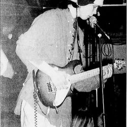 Snitch The Snippet. Kjærlighetens uforutsigbare mønster, synger Eivind Gjertsen . Musikken er like uforutsigbar. Foto : Peter Jackson/Jærbladet