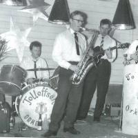 Tollefsen Orkester under "siste dans" i den gamle turnhallen i 1959. Fra venstre :Leif Tollefsen, Tor Tollefsen, Svein Knoph og Finn Tollefsen.