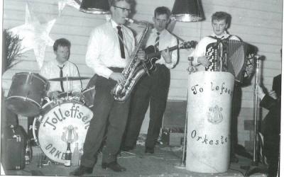 Tollefsen Orkester under "siste dans" i den gamle turnhallen i 1959. Fra venstre :Leif Tollefsen, Tor Tollefsen, Svein Knoph og Finn Tollefsen.