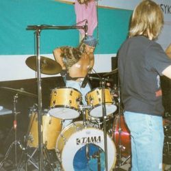 I starten øvde Erogene Toner i Babtistkirken ved politistasjonen, seinare i siloen til "Seventh Heaven".