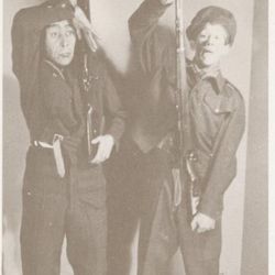 Einar Jørgensen og Kjell Stange i militærsketsj foto hentet fra boka Haugesund - som årene gikk : 3. samling : bilder fra Haugesund i nyere og eldre tid