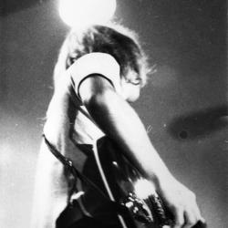 Tormod Eikill med splitter ny Rickenbacker, 15. desember 1973. Julen kom tidlig det året.