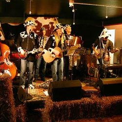 Bilde fra konserten på Only One i påsken. Bilde fra www.sakmil.com. Vi ser fra venstre Christoffer Aasland, Ole Ellingsen, Hans Egil Løe, Kenneth Andersen, Terje og Erlend Aasland.