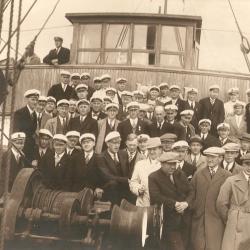 Mandskoret på «Karmsund» sammen med sangere fra Haugesund Sangerforbund.