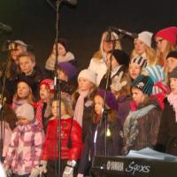 Barnekoret Kids Alive sang julesanger før tenningen i 2010. FOTO: EIRIN LARSEN / NRK