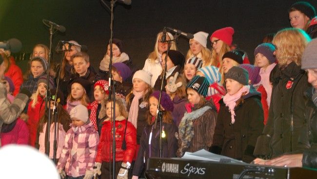 Barnekoret Kids Alive sang julesanger før tenningen i 2010. FOTO: EIRIN LARSEN / NRK