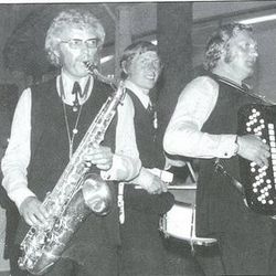 Under en utendørspilling på Fevik Strand Hotel Fra venstre: Tor Tollefsen, Svein Reinertsen og Finn Tollefsen