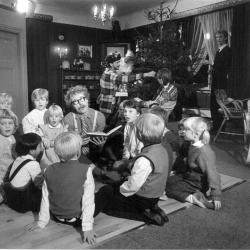 1985. Kompisane feirer jul sammen med barna. Foto: Jon Ingemundsen