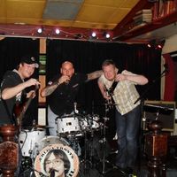 Ærlige Ernst bruktbil, bestående av Erik Zahl, Morten Waage og Thomas Kvam rocker backstage