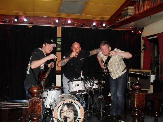 Ærlige Ernst bruktbil, bestående av Erik Zahl, Morten Waage og Thomas Kvam rocker backstage