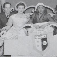 Margrethe Tangeraas i Jeppe på Berget, andre i senga er Einar Heden, Aslaug Øye, Anstein Endresen foto Rogaland Teater