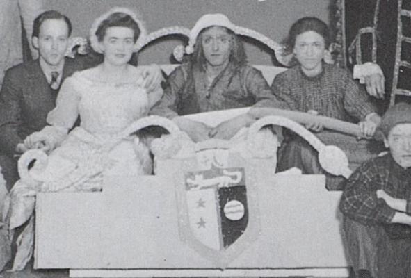 Margrethe Tangeraas i Jeppe på Berget, andre i senga er Einar Heden, Aslaug Øye, Anstein Endresen foto Rogaland Teater