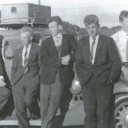 Metronom i 1961 . Fotografert med Herman Tengs-Pedersens Studebaker. Bildet er tatt ved gamle Kosen kiosk på Tengs, på vei til spilling på Elverhøy i Egersund. Fra venstre: Kåre Tengs-Pedersen, Magne Voll, Peder Tjølsen, Arnt Sigurd Hana og Herman Tengs-Pedersen.