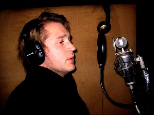 Hovda legger til vokal på et spor for bandet Athana.