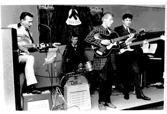 Consul Dressers foto tilhører Gunnar Engen Bildet er tatt ved fabrikkens 10 års jubileum i 1968 i kantinen, og de hadde på seg prototypen av de dressene som skulle ut på markedet.