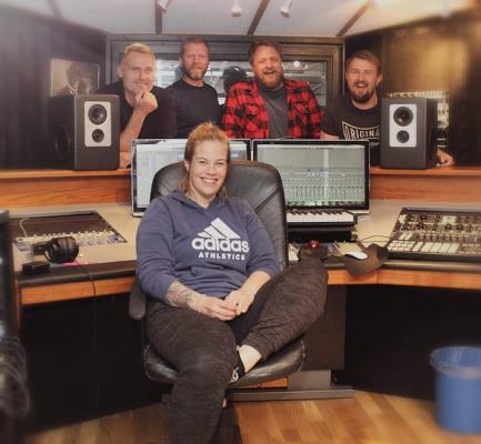 My Ken Bildet er hentet fra bandets offisielle Facebookside