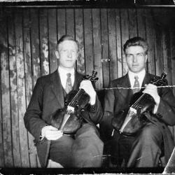 Avbildet person:Hegge, Arne Avbildet person:Bråtveit, Olav J. Eierskap Rettighetsinnehaver/eier av original:Bråtveit, Ragnhild