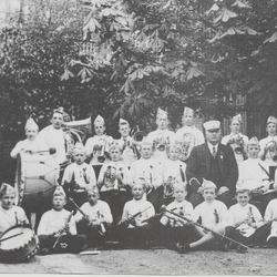 Katharinus Middelthon med guttemusikkorpset i 1917 foto hentet fra Okka by : Egersund 1880-1965-Harald Hamre