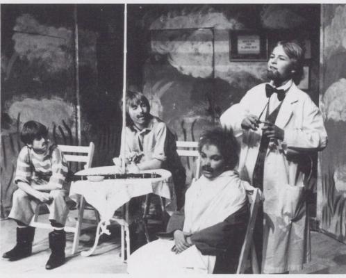 Thomas Helgø som barbermester Sørensen , sammen med Magnus Hansen, Roar Holter og Andre Hageseter foto Kjetil Alsvik/Rogaland Teater