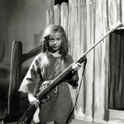 Åshild som Annie Oakley på Barneteateret.