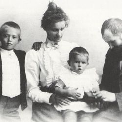 Olaf Paulus sammen med kona Dagny Ritter, sønnene Dagfinn Rodmar og Olaf Eugen foto Jacobsen/Stavanger Statsarkiv