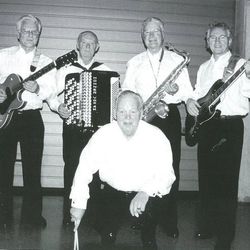 Metronom før mimrekonserten 2002. Foran: Sigurd Gjerde, Bak f.v.: Kåre Tengs-Pedersen, Magne Voll, Herman Tengs-Pedersen og Tor Tengs-Pedersen Foto: Finn M. Fuglestad