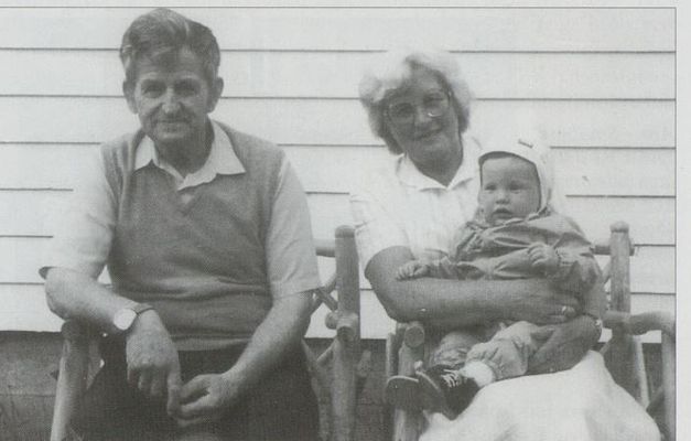 Jørund Aarekol sammen med kona Elisabeth og et av barnebarna foto hentet fra boka Dans no ropte fela : Kvemmingen og spelemenn frå Kvam : fjordaslåttar og fjordaspelemenn av Nils Årekol