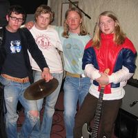 Ashmolia Foto: H-musikk Hele bandet fra venstre: Linn Frøkedal (vokal/gitar), Odd Martin Skålnes (trommer/kor), Eyvind Bøe (Synth), Aril Løge (gitar) og Øystein Eriksen (bass)